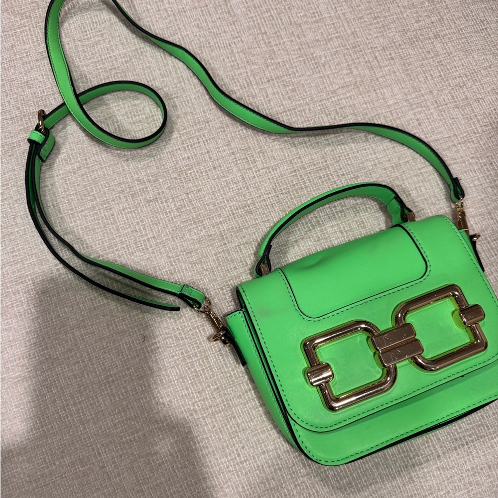 Vibrant Green Crossbody Bag with Structured Shape and Adjustable Strap